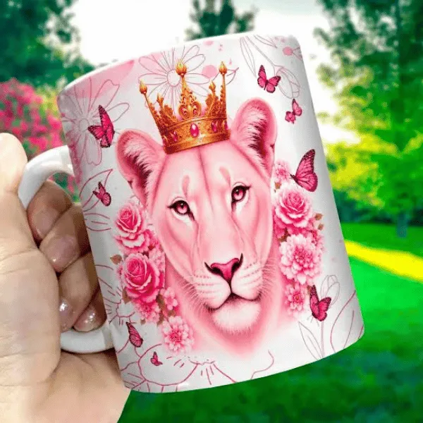 Caneca com leoa rosa coroada e flores